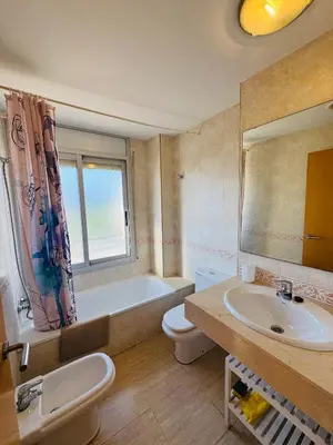 Un baño de Magnífico piso con piscina y terraza grande cerca de la playa