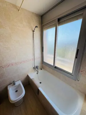 Un baño de Magnífico piso con piscina y terraza grande cerca de la playa