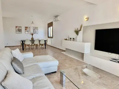 Una televisión o centro de entretenimiento en EVH-113 Casa Martina