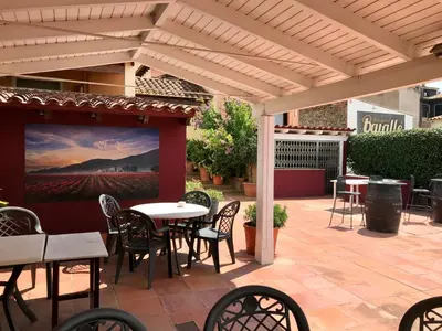 Un restaurante o sitio para comer en Hostal Can Pou