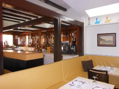 Un restaurante o sitio para comer en Hostal Can Pou