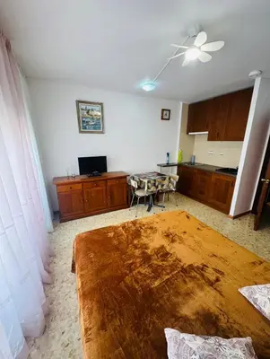 Una televisión o centro de entretenimiento en Confortable piso con 2 piscinas cerca de la playa