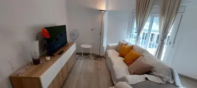 Una televisión o centro de entretenimiento en BRAVAHOLIDAYS-420-COLON, 2nd LINE BEACH, WIFI