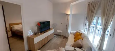 Una televisión o centro de entretenimiento en BRAVAHOLIDAYS-420-COLON, 2nd LINE BEACH, WIFI