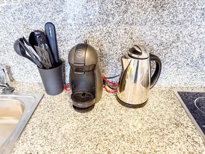 Utensilios para hacer té y café en Studio Apartments