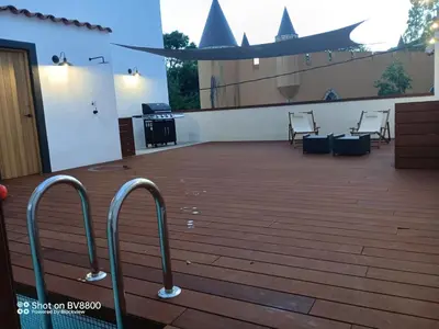 Un balcón o terraza de casa nueva de pueblo con piscina y barbacoa