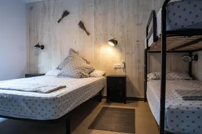 Cama o camas de una habitación en casa nueva de pueblo con piscina y barbacoa