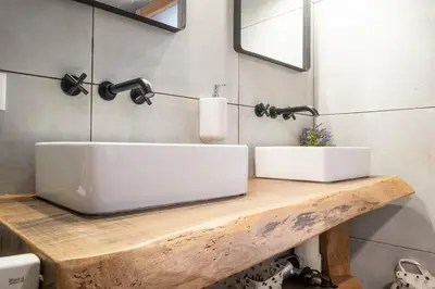 Plano de casa nueva de pueblo con piscina y barbacoa