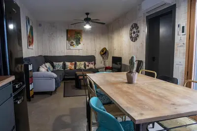 Zona de estar de casa nueva de pueblo con piscina y barbacoa