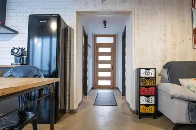 Zona de estar de casa nueva de pueblo con piscina y barbacoa