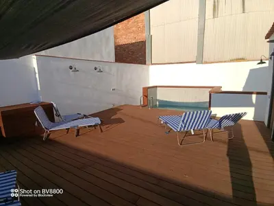 Zona de estar de casa nueva de pueblo con piscina y barbacoa