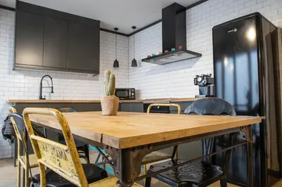 Una cocina o zona de cocina en casa nueva de pueblo con piscina y barbacoa