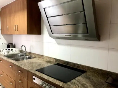 Una cocina o zona de cocina en Vivalidays - Estrella de Mar - Calella