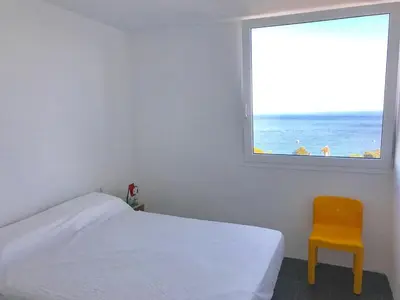 Cama o camas de una habitación en Cosy apartment with fabulous SEA VIEWS 70's style