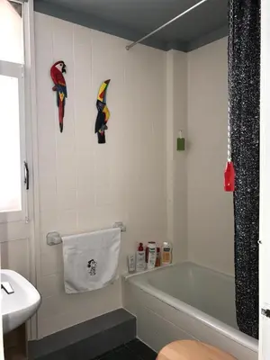 Un baño de Cosy apartment with fabulous SEA VIEWS 70's style