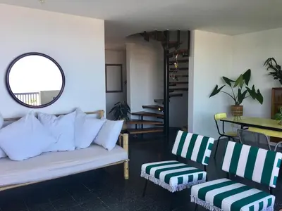 Zona de estar de Cosy apartment with fabulous SEA VIEWS 70's style
