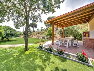 Jardín al aire libre en Villa in Palafolls with Private Pool & BBQ
