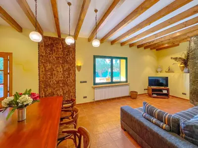Una televisión o centro de entretenimiento en Holiday Home in Palamós near the Beach