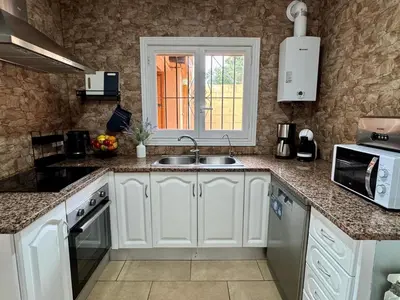 Una cocina o zona de cocina en Villa Paraiso - mit riesigem Traumpool