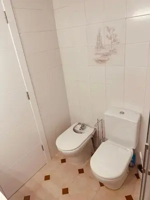 Un baño de Apartamento en 1ª línea con vistas al mar cerca de Barcelona