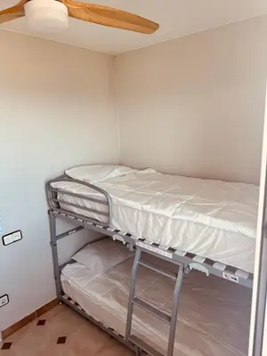 Cama o camas de una habitación en Apartamento en 1ª línea con vistas al mar cerca de Barcelona