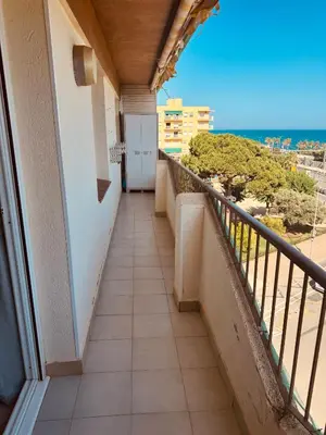 Un balcón o terraza de Apartamento en 1ª línea con vistas al mar cerca de Barcelona