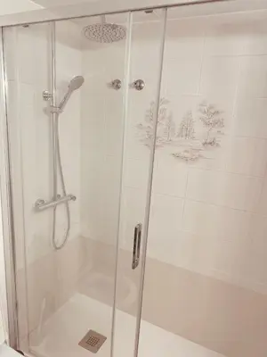 Un baño de Apartamento en 1ª línea con vistas al mar cerca de Barcelona