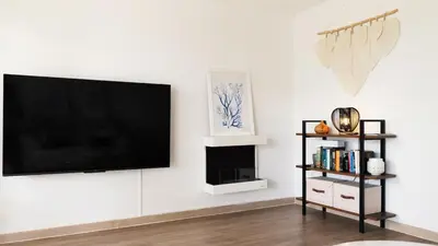 Una televisión o centro de entretenimiento en SeaHomes Vacations - Seafront Mediterranean Ap & PKG