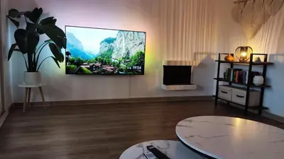 Una televisión o centro de entretenimiento en SeaHomes Vacations - Seafront Mediterranean Ap & PKG