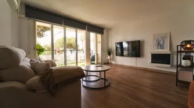 Una televisión o centro de entretenimiento en SeaHomes Vacations - Seafront Mediterranean Ap & PKG