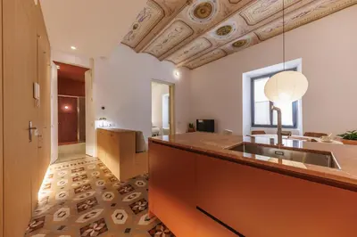 Una televisión o centro de entretenimiento en Bravissimo Vivaldi 3B, Monthly Apartment