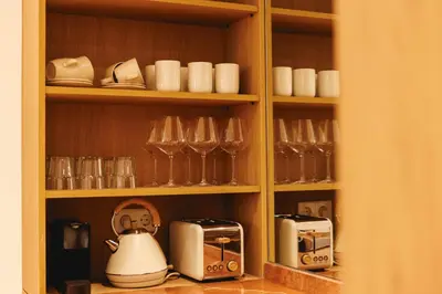 Utensilios para hacer té y café en Bravissimo Vivaldi 2B, Monthly Apartment