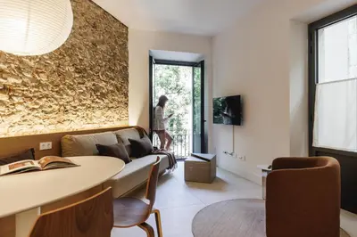 Una televisión o centro de entretenimiento en Bravissimo Vivaldi 1A, Monthly Apartment