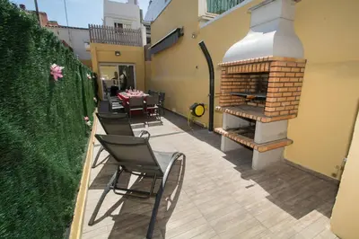 Un balcón o terraza de Casa con piscina en el centro de Calella, Aire