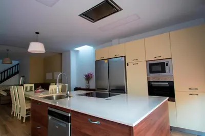 Una cocina o zona de cocina en Casa grande con piscina en el centro de Calella, Tramuntana