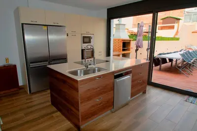 Una cocina o zona de cocina en Casa grande con piscina en el centro de Calella, Tramuntana