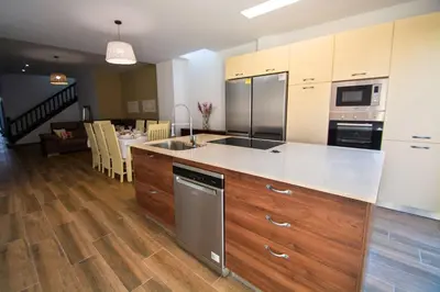 Una cocina o zona de cocina en Casa grande con piscina en el centro de Calella, Tramuntana