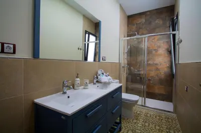 Un baño de Casa grande con piscina en el centro de Calella, Tramuntana