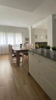 Una cocina o zona de cocina en MEDITERRANEAN APt