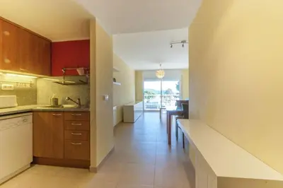 Una cocina o zona de cocina en Apartament en la Fosca Palamos mar y piscina