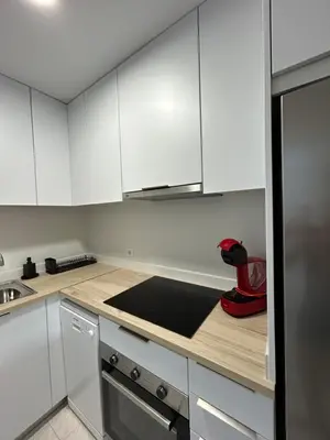 Una cocina o zona de cocina en Apartamento con Terraza,Piscina,Playa y Aire acondicionado