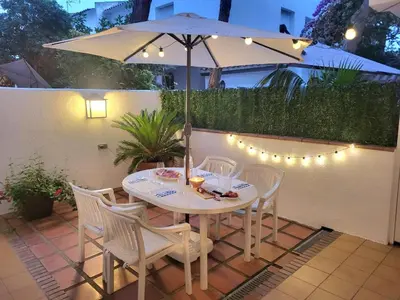 Un patio o zona al aire libre en El PI Apartamento con jardín a 2 minutos playa y 2 minutos centro
