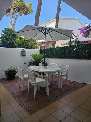 Un patio o zona al aire libre en El PI Apartamento con jardín a 2 minutos playa y 2 minutos centro