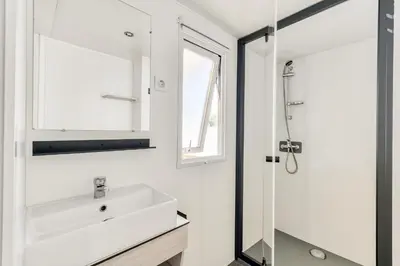 Un baño de Camping Alannia El Pinar