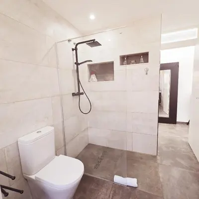 Un baño de COSTABRAVASUITES VILLA CAN DUK