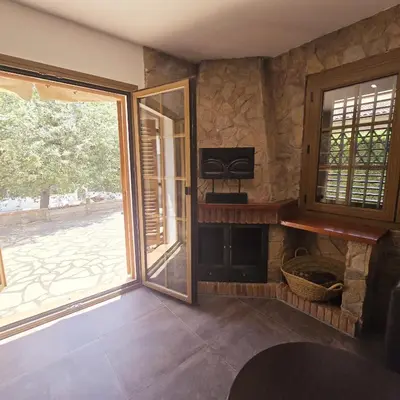 Una televisión o centro de entretenimiento en COSTABRAVASUITES VILLA CAN DUK