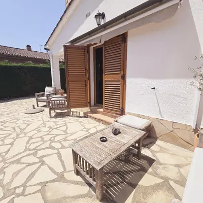 Un patio o zona al aire libre en COSTABRAVASUITES VILLA CAN DUK