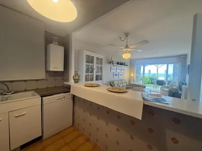 Una cocina o zona de cocina en Apartamento de 3 Habitaciones Frente al Mar en Platja d'Aro - ES-209-93