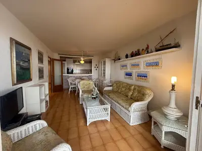 Zona de estar de Apartamento de 3 Habitaciones Frente al Mar en Platja d'Aro - ES-209-93