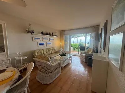 Zona de estar de Apartamento de 3 Habitaciones Frente al Mar en Platja d'Aro - ES-209-93